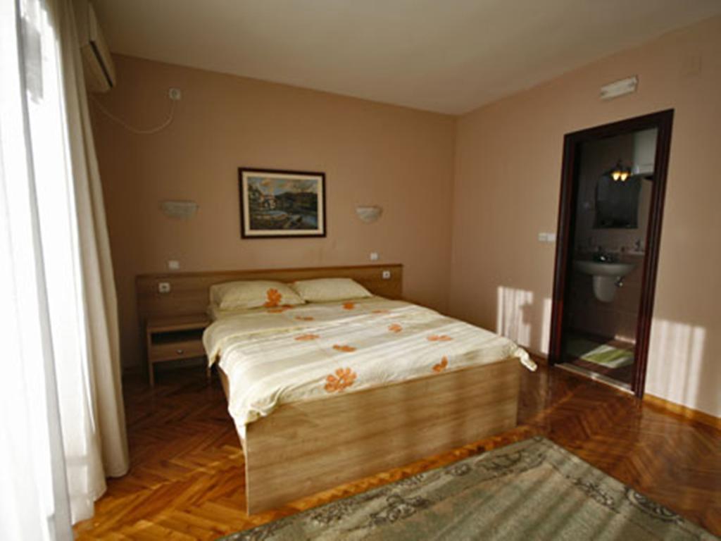 Hotel Ambiente Podgoriţa Cameră foto