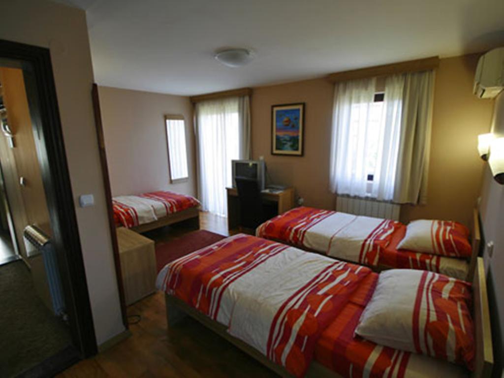 Hotel Ambiente Podgoriţa Cameră foto